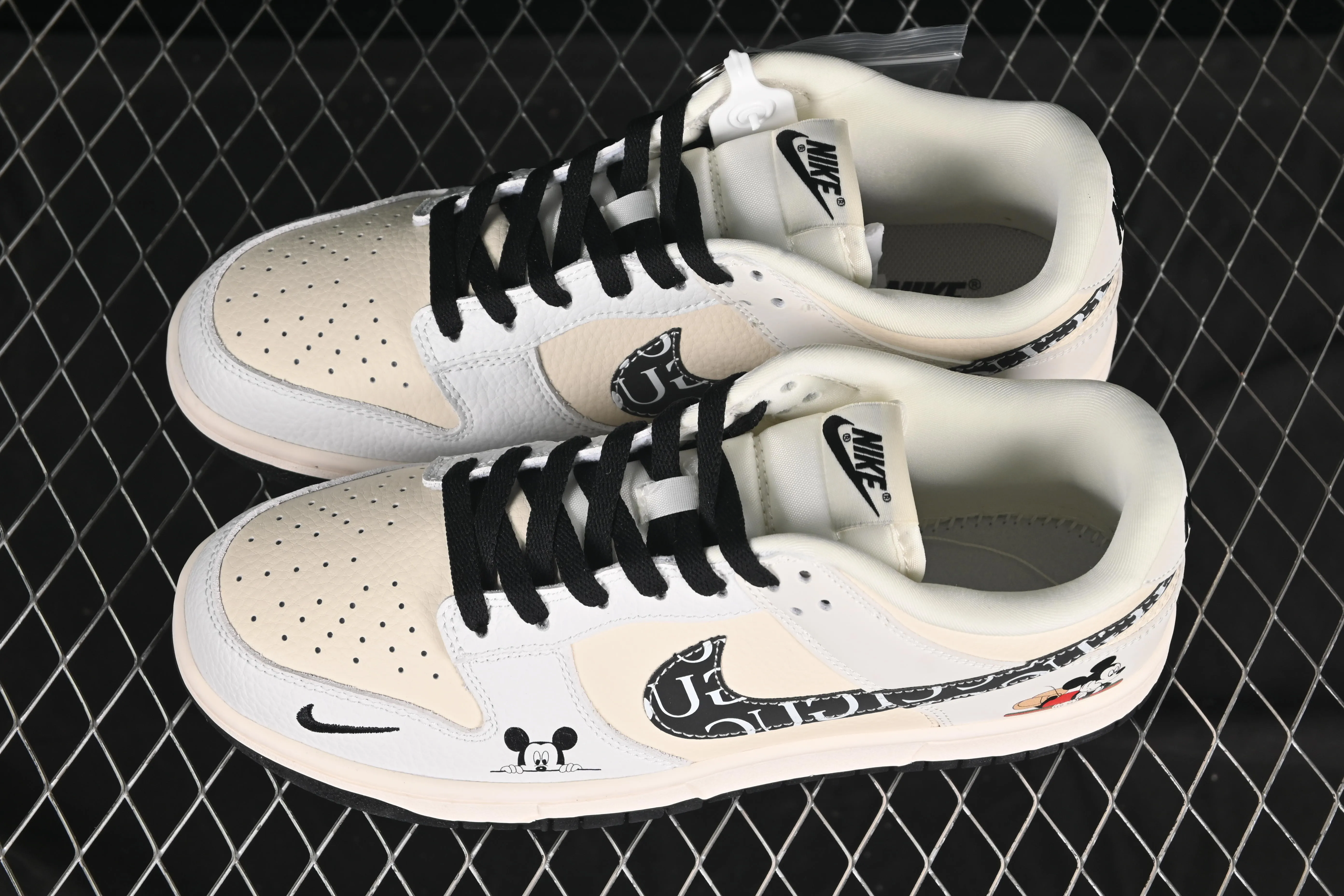 All categories Nk SB Dunk Series Nk SB Dunk Low High-end customized low-top sneakers Nike SB Dunk Low Mickey Mouse Anniversary high-end customized low-top casual sneakers KK1333-041